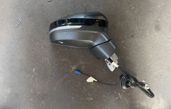 Volkswagen Touareg III Front door electric wing mirror 761857502BL