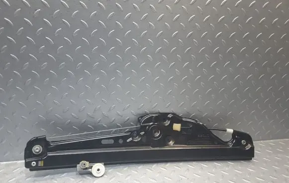 Rear window lifting mechanism without motor
