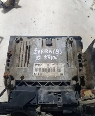 Opel Zafira B Engine control unit/module 0281015767 1039S26646