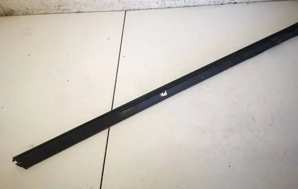 Volvo XC60 Front door glass trim molding 30762370