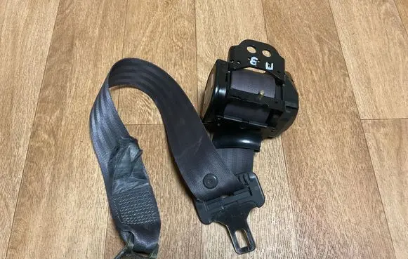 Volvo S40, V40 Rear seatbelt 30867313