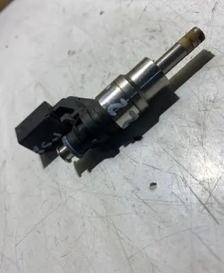 Volkswagen Jetta V Fuel injector 0261500016