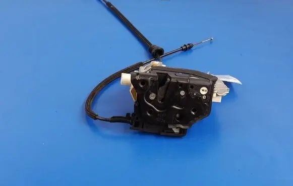 Volkswagen PASSAT B6 Front door lock 3C1837016A