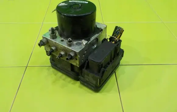 Ford Focus ABS Pump BV612C405AG 18AB13