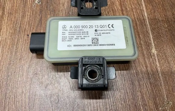 Mercedes-Benz E W213 Tire pressure control unit A0009002013