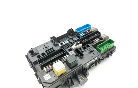 Opel Astra H Fuse module 13206759