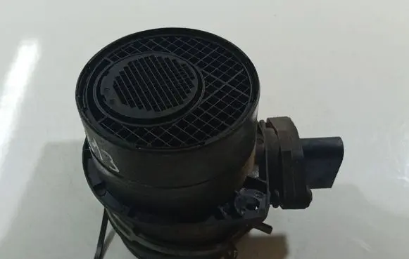 Volkswagen PASSAT B6 Mass air flow meter 028100246