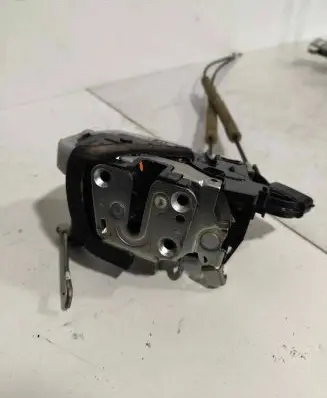 Nissan Leaf I (ZE0) Front door lock T8011420