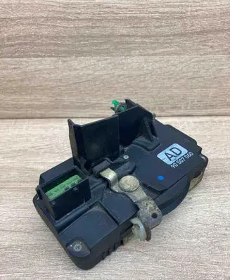 Opel Vectra B Front door lock 90507060