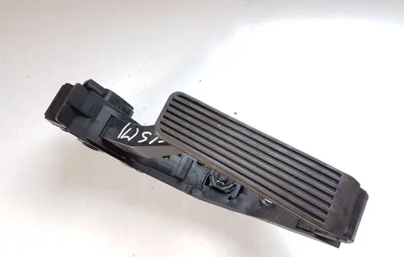 Mercedes-Benz CLS C219 Accelerator throttle pedal A2113000504 1293010382