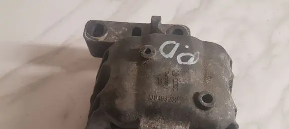 Skoda Octavia Mk1 (1U) Engine mount bracket 1JO199555