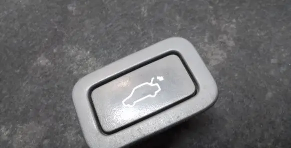Volvo V70 Tailgate/boot open switch button 31264960