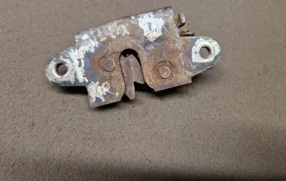 Toyota Hilux (AN10, AN20, AN30) Tailgate lock latch 
