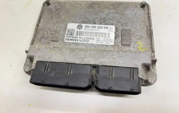Volkswagen Jetta V Engine control unit/module 06A906033EM