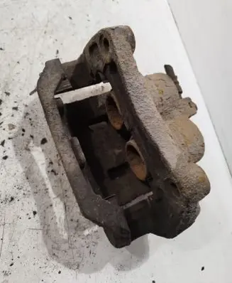 Nissan Qashqai+2 Front brake caliper