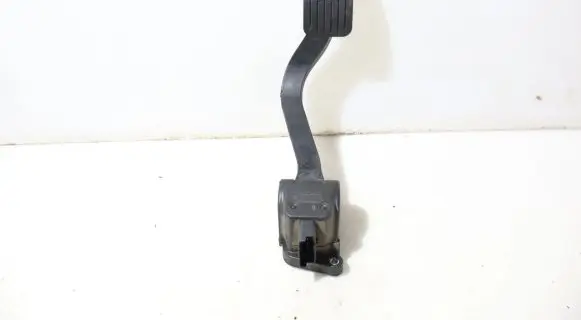 Accelerator throttle pedal