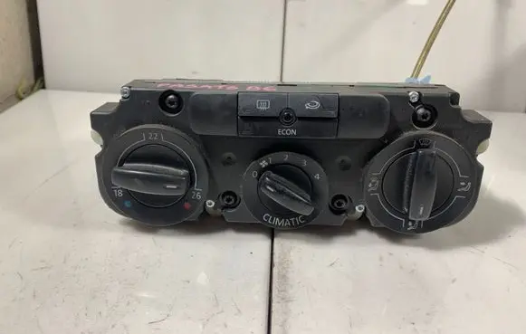 Volkswagen PASSAT B6 Climate control unit