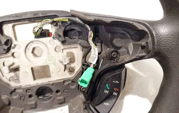 Ford Focus Steering wheel buttons/switches 