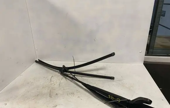 Front wiper blade arm