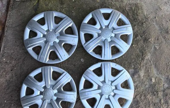 Skoda Fabia Mk2 (5J) R14 wheel hub/cap/trim 5J0601147E