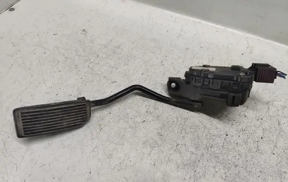 Nissan Almera Tino Accelerator throttle pedal 18002BU410