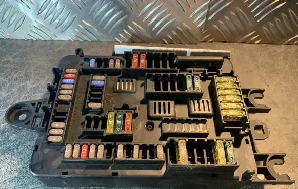BMW 7 E65 E66 Fuse module 10688710 106887
