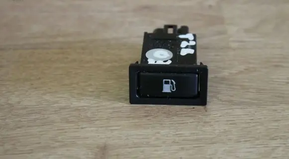 Toyota Avensis T250 Fuel tank opening switch 156795