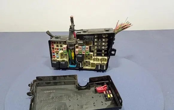 Volvo C30 Fuse box set 8688040