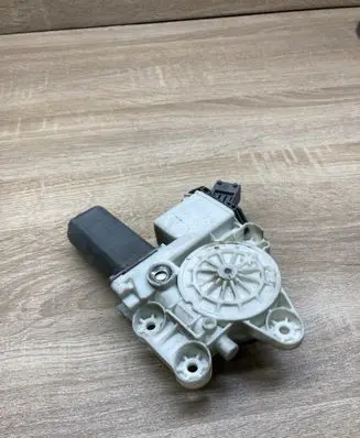 Toyota Avensis T250 Rear door window regulator motor 0130822031 999060101