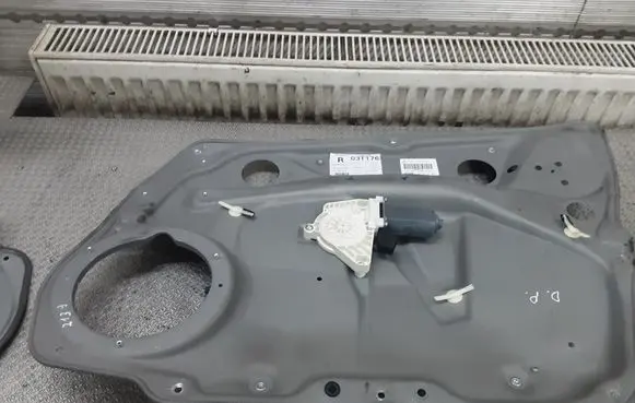 Mercedes-Benz B W245 Front door window regulator with motor