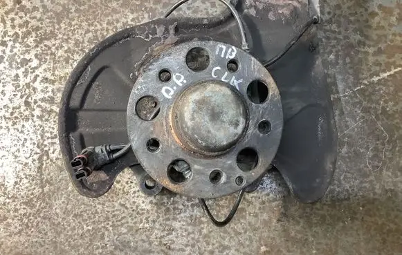 Mercedes-Benz CLK A209 C209 Front wheel hub