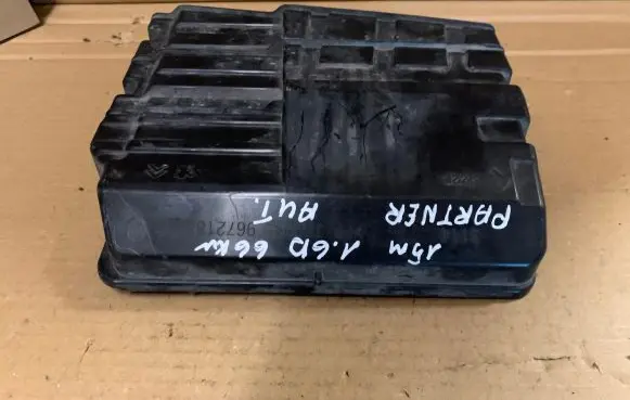 Peugeot Partner Fuse box cover 9672188380
