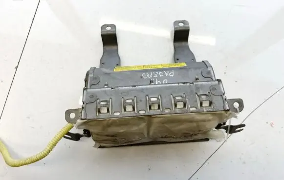 Mitsubishi Pajero Passenger airbag
