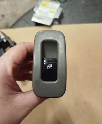 Suzuki Forenza Electric window control switch 612W16200