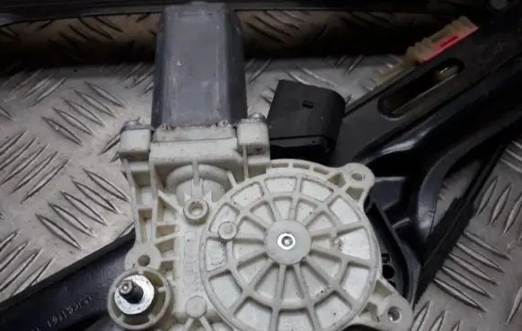 BMW X5 F15 Front door window regulator motor 7322747