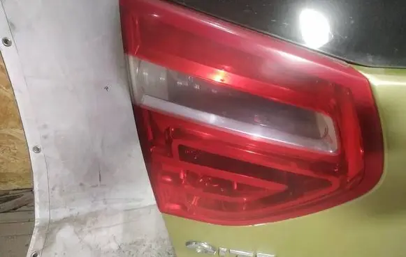 Tailgate rear/tail lights