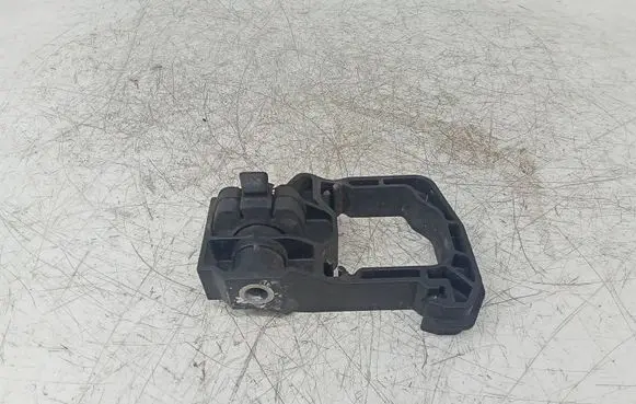 Radiator mount bracket