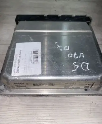 Volvo V70 Engine control unit/module 30637733A 0000062848 04055