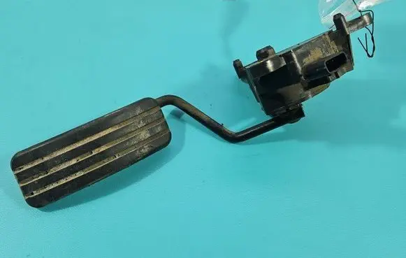 Accelerator throttle pedal