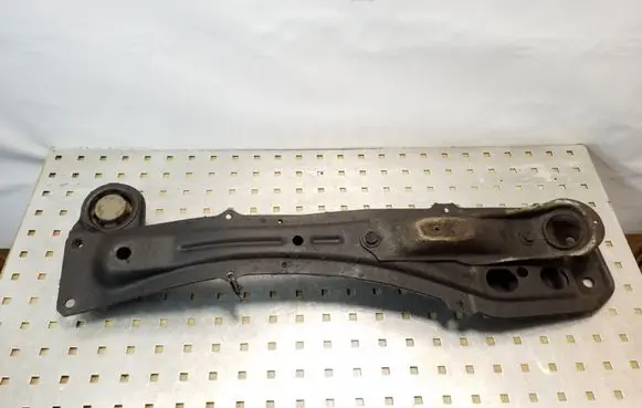 Toyota Avensis T250 Engine mounting bracket