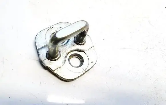 Nissan Leaf I (ZE0) Rear door lock loop/hook striker 