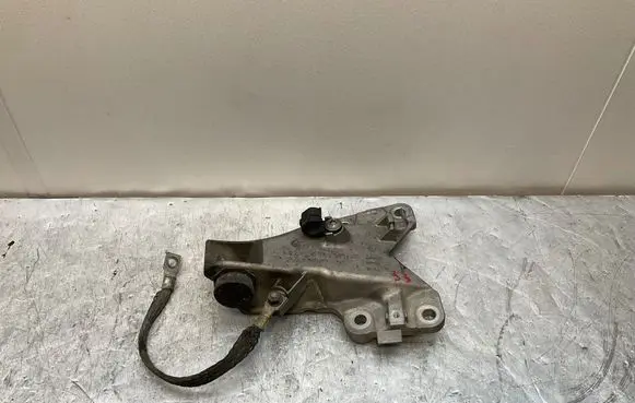 Engine mounting bracket