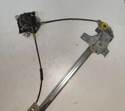 Rear door manual window regulator