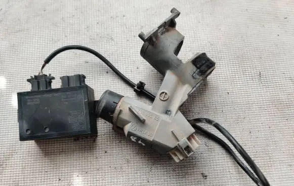 Volkswagen Transporter - Caravelle T4 Ignition lock 701905851 6H0953257A