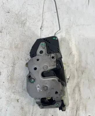 Opel Insignia A Front door lock 13503149