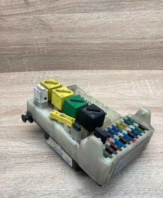 Ford Mondeo MK I Fuse module 93BG14A073EF