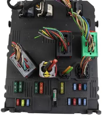 Peugeot 206 Fuse module S118085220E 9653667680