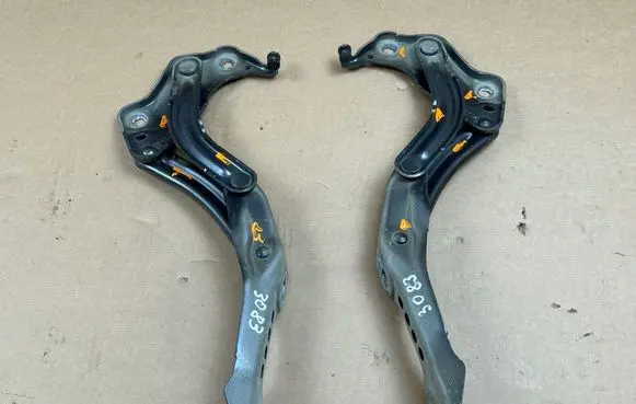 Skoda Enyaq iV Engine bonnet/hood hinges 5LA823301 5LA823302