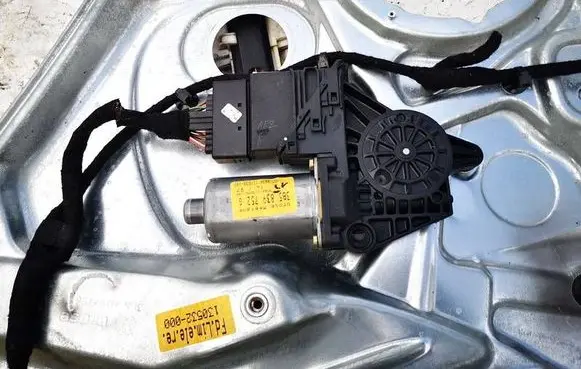 Volkswagen PASSAT B5 Rear door window regulator motor 3B5839752G