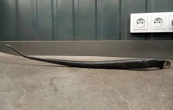 Toyota RAV 4 (XA10) Front wiper blade arm